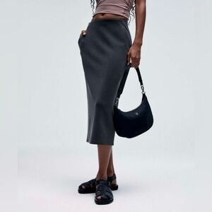 Lululemon sz 6 Softstreme High-Rise Midi Skirt
Black, new without tags